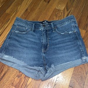 Hollister light medium wash jean shorts !!💙